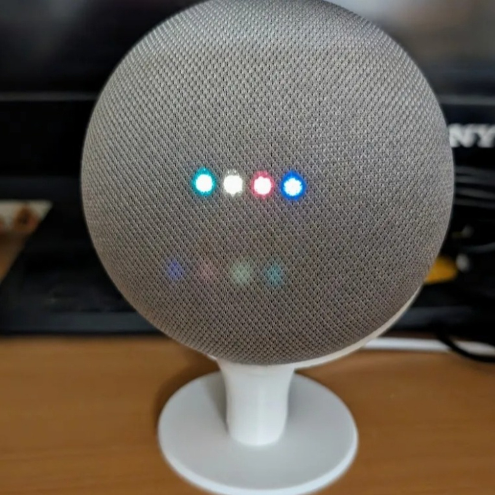 حامل مكبر صوت ذكي مع غطاء حماي - مراجعة Google Speaker Nest Audio وسعره